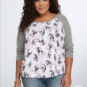 TORRID SKULL RAGLAN TEE SIZE 4